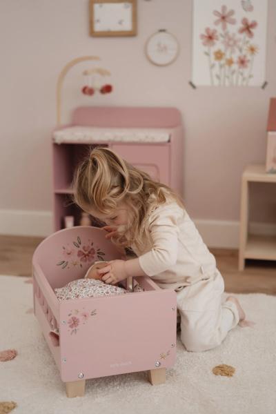 FSC-Holz Puppenbett von Little Dutch mit rosa Bettwäsche
