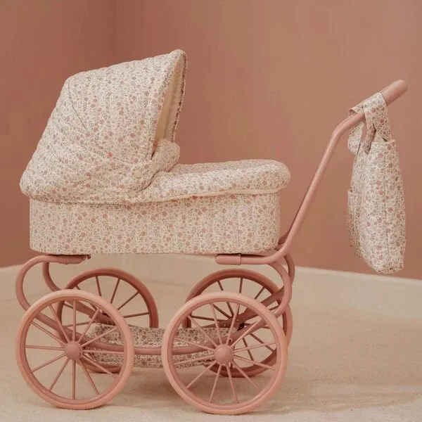 Detailaufnahme Stoffbezug im Soft Flowers Design – Little Dutch Puppenwagen