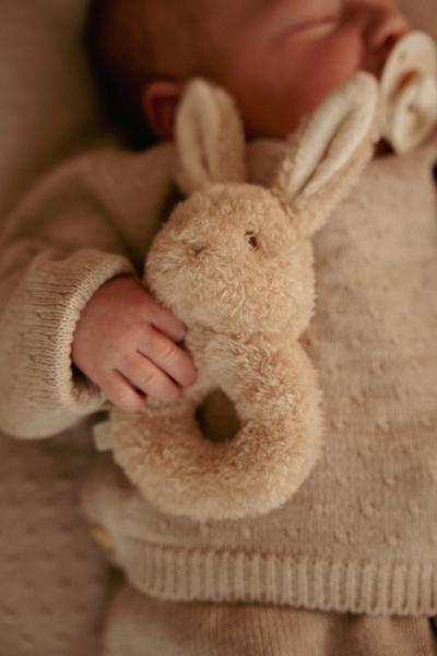Ringrassel Little Bunny im Geschenkset Newborn Naturals von Little Dutch