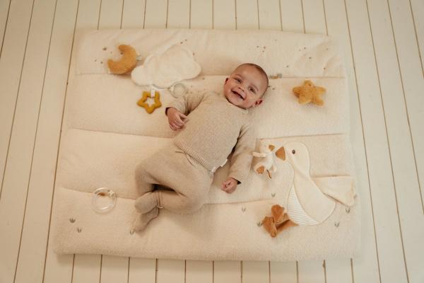 Baby liegt auf Little Dutch Laufgittereinlage Goose Newborn Naturals Beige Baby liegt auf Little Dutch Laufgittereinlage Goose Newborn Naturals Beige