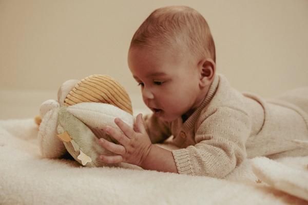 Baby hält Little Dutch Greifball im Newborn Naturals Design