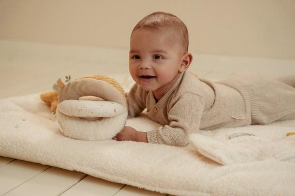 Stoffball für Babys ab 0 Monaten mit Greifelementen