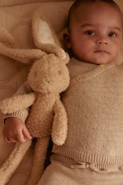 Baby Bunny Hase sitzt – ideal zum Kuscheln ab Geburt Baby Bunny Hase sitzt – ideal zum Kuscheln ab Geburt