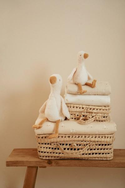 Kuschelgans 25 cm neben passendem Babyspielzeug von Little Dutch