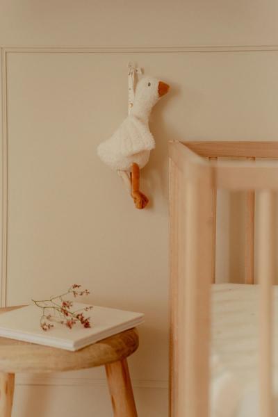 Spieluhr Little Goose hängend am Babybett als beruhigende Einschlafhilfe für Neugeborene Spieluhr Little Goose hängend am Babybett als beruhigende Einschlafhilfe für Neugeborene