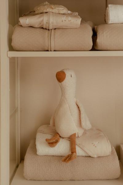 Little Dutch Kuscheltier Gans auf einer Babydecke platziert
