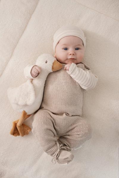 Baby spielt mit Kuschelgans Little Goose 25 cm