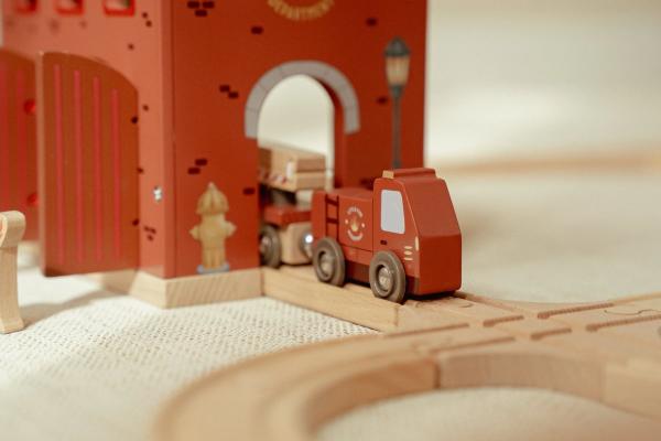 Feuerwehrspielzeug aus nachhaltigem Holz von Little Dutch