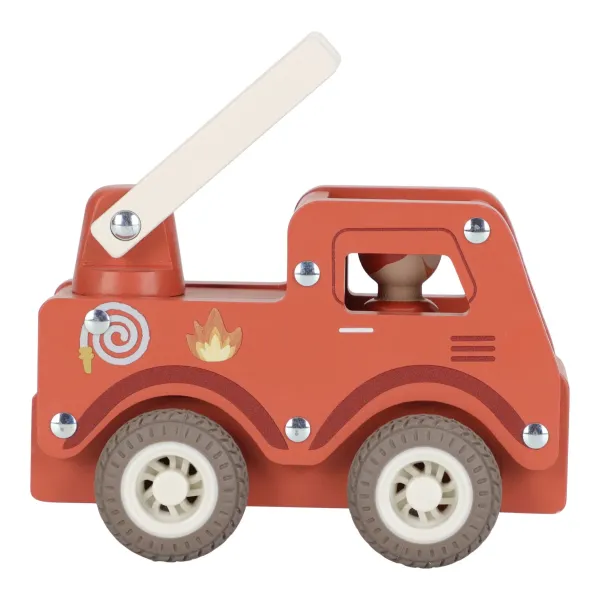 Rotes Holzfeuerwehrauto von Little Dutch mit ausziehbarer Leiter und Pegdoll‑Feuerwehrmann auf weißem Hintergrund Rotes Holzfeuerwehrauto von Little Dutch mit ausziehbarer Leiter und Pegdoll‑Feuerwehrmann auf weißem Hintergrund