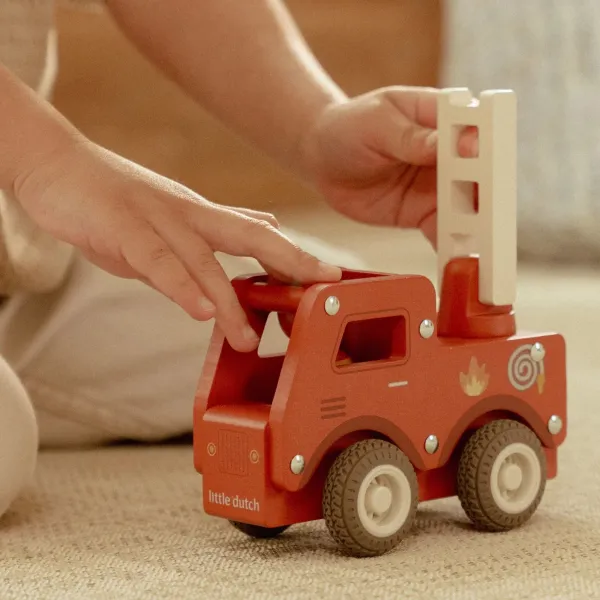 Detailaufnahme des Little Dutch Holzfeuerwehrautos Rot mit Leiter und Gummirädern Detailaufnahme des Little Dutch Holzfeuerwehrautos Rot mit Leiter und Gummirädern