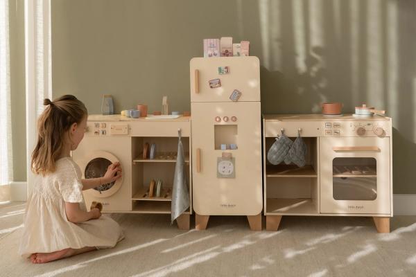 Kinderküche aus Holz mit Kühlschrank, Waschmaschine und Kochstation Kinderküche aus Holz mit Kühlschrank, Waschmaschine und Kochstation