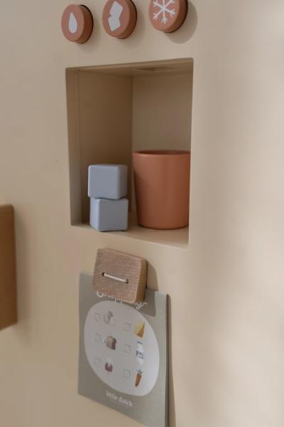 Detailansicht Holz-Kühlschrank Little Dutch mit Eiswürfelspender Detailansicht Holz-Kühlschrank Little Dutch mit Eiswürfelspender
