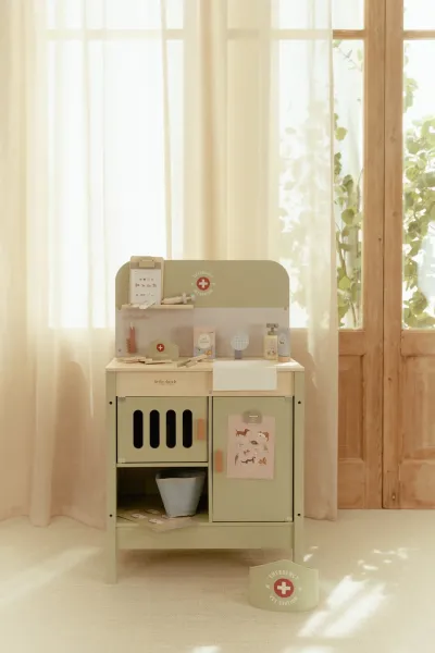 Little Dutch Tierarztpraxis FSC – großes Kinder-Rollenspielset aus Holz mit Duschbrause und Utensilien