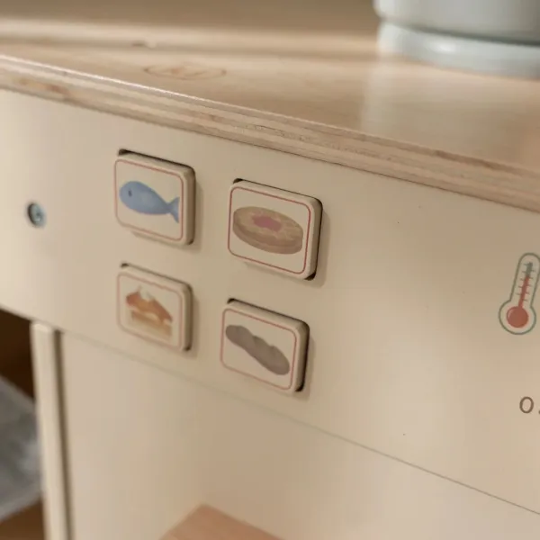 Kinder Spielküche aus Holz mit Töpfen, Ofen und Knöpfen Kinder Spielküche aus Holz mit Töpfen, Ofen und Knöpfen