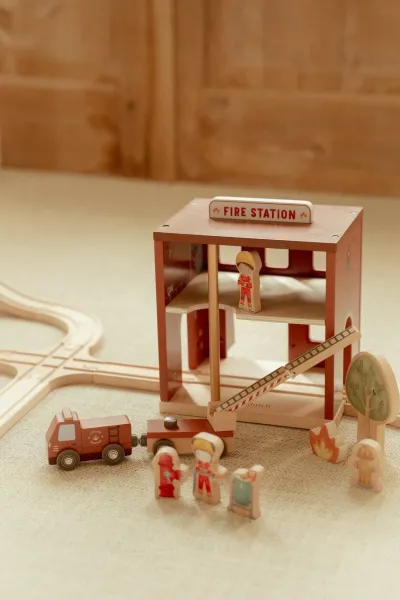 Detailansicht der Little Dutch Fire Station mit Feuerwehrfiguren