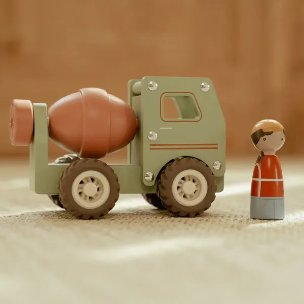 Grüner Holzbetonwagen von Little Dutch mit Holzbauarbeiter und drehbarem Betonmischer