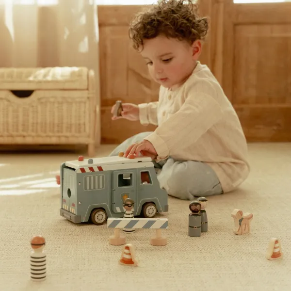 Kleines Kind spielt mit dem Little Dutch Polizeiwagen aus Holz Kleines Kind spielt mit dem Little Dutch Polizeiwagen aus Holz