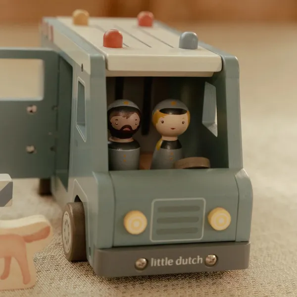 Detailansicht Little Dutch Holz-Polizeiauto mit Polizistin im Fahrzeug Detailansicht Little Dutch Holz-Polizeiauto mit Polizistin im Fahrzeug