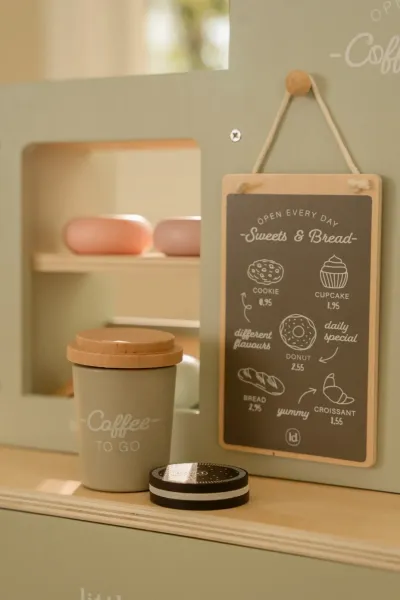 Little Dutch Kaffeehaus mit Cupcakes, Donuts und Holz-Kaffeetasse Little Dutch Kaffeehaus mit Cupcakes, Donuts und Holz-Kaffeetasse