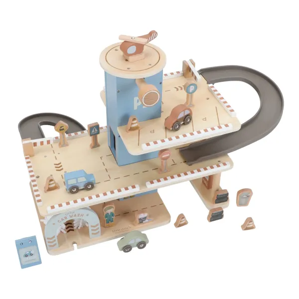 Holzparkhaus mit Aufzug, Elektroladestation und Parkplätzen – Little Dutch Essentials