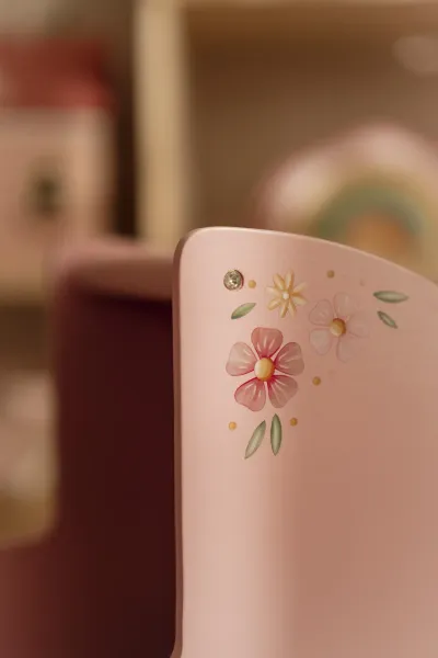 Nahaufnahme der zarten Blumenmuster auf dem rosa Puppenwagen von Little Dutch
