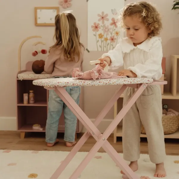 Holz-Bügelbrett mit Bügeleisen im Rollespiel-Setup