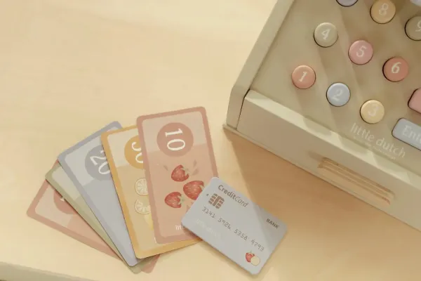 Geöffnete Schublade der Spielkasse mit Spielgeld sichtbar Geöffnete Schublade der Spielkasse mit Spielgeld sichtbar