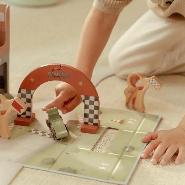 Zubehörset aus dem Little Dutch Spielkoffer mit Ziellinie und Pokal