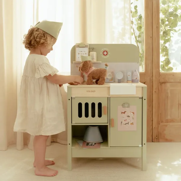 Montessori inspiriertes Rollenspiel: Tierarztpraxis aus FSC-Holz mit medizinischen Accessoires
