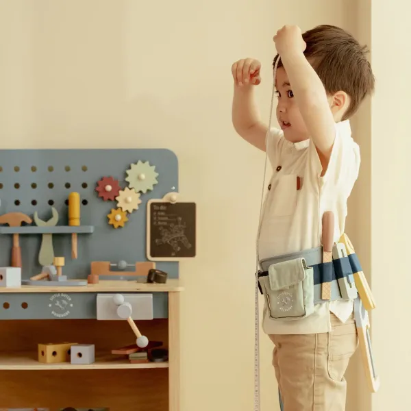Verstellbarer Werkzeuggürtel von Little Dutch in Blau mit Holzspielzeug für Kinder ab 3 Jahren