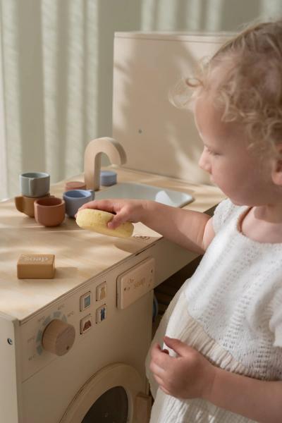 Kind spielt mit der Little Dutch Waschmaschine Limited Edition LD2497