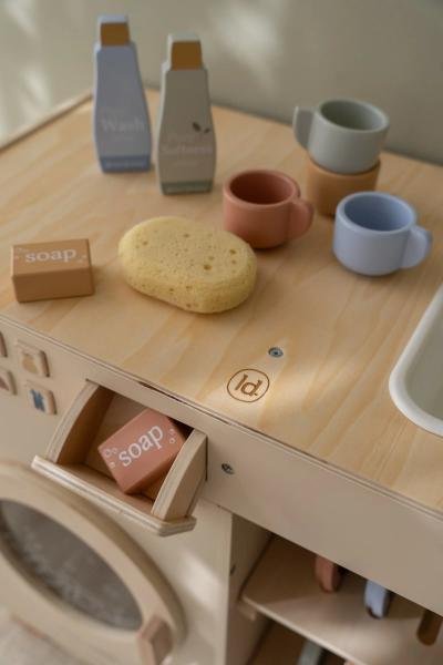 Detailansicht Holz-Waschmaschine Little Dutch LD2497 mit Zubehör
