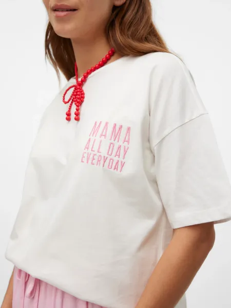Detailansicht des Stoffes aus Bio-Baumwolle beim weißen Umstandsshirt Detailansicht des Stoffes aus Bio-Baumwolle beim weißen Umstandsshirt