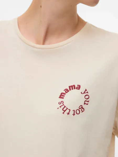 Detailansicht: „You Got This“-Stickerei auf dem Mama T-Shirt von MAMALICIOUS