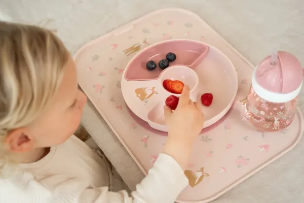 Detailaufnahme vom Kinderteller auf rosa Mepal Tischset mit Besteck Detailaufnahme vom Kinderteller auf rosa Mepal Tischset mit Besteck